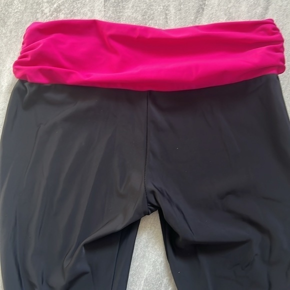 Pink & Black performance Under Armour large heat gear cropped leggings - Picture 9 of 9